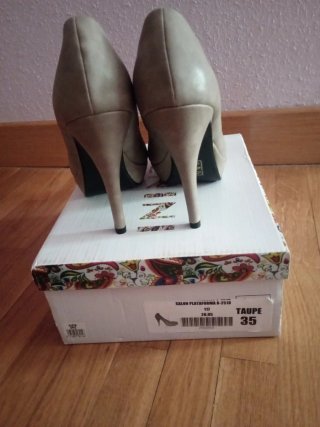 Zapatos tacón y plataforma beige talla 35 Sin usar
