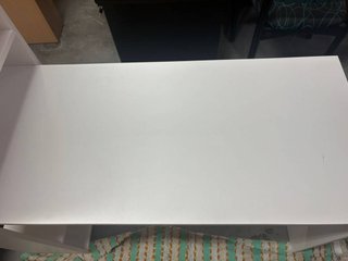 ESCRITORIO CON ESTANTERÍA