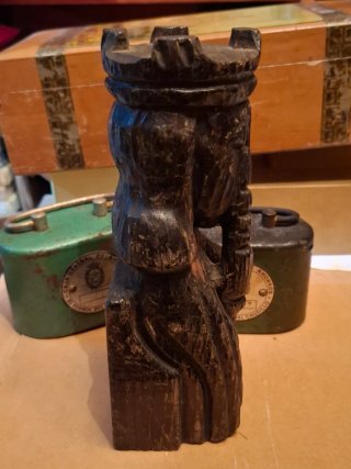 Figura de madera tallada - Reina