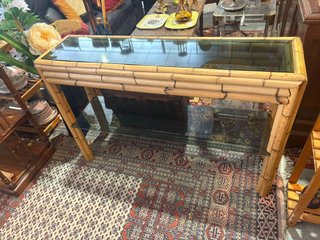 RECIBIDOR DE BAMBÚ Y CRISTAL
