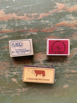 Consegna di scatole di fiammiferi vintage da ristoranti e hotel