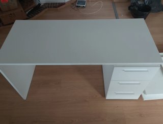 Escritorio blanco con cajones