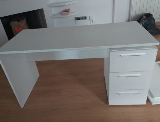 Escritorio blanco con cajones