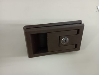 Cerradura Puerta Caravana con marcas de tornillos