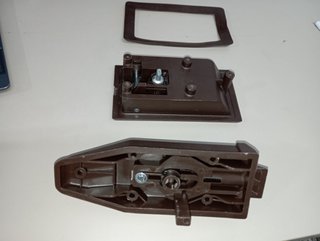 Cerradura Puerta Caravana con marcas de tornillos