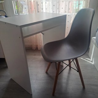 Escritorio blanco y silla gris