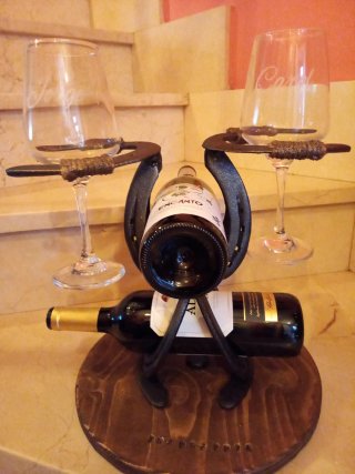 Botellero artesanal de herraduras.