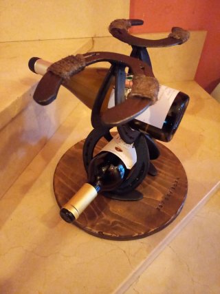 Botellero artesanal de herraduras.