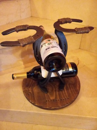 Botellero artesanal de herraduras.