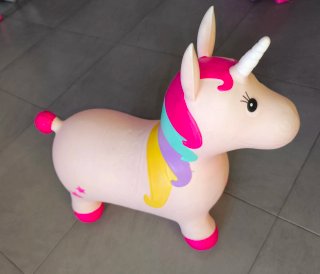 Unicornio saltarín rosa