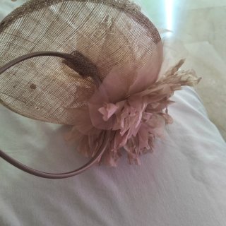 Tocado beige con velo y plumas