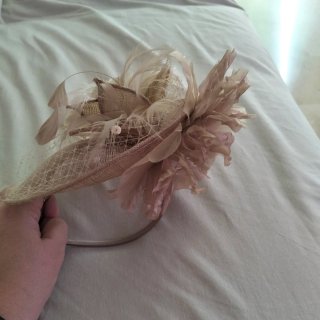 Tocado beige con velo y plumas