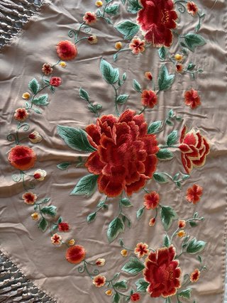 Manton Flamenco Beige con Flores coral