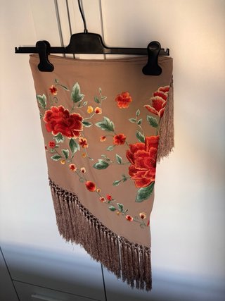 Manton Flamenco Beige con Flores coral