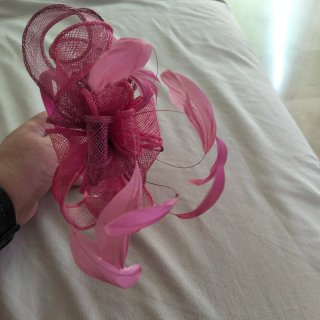 Tocado fucsia para eventos