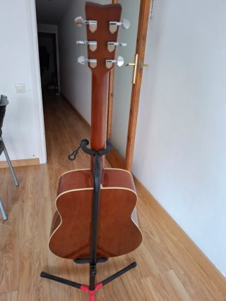 Guitarra Yamaha F370 + funda y soporte