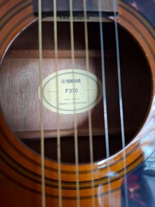 Guitarra Yamaha F370 + funda y soporte