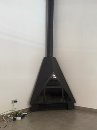 Chimenea de metal y cristal negra