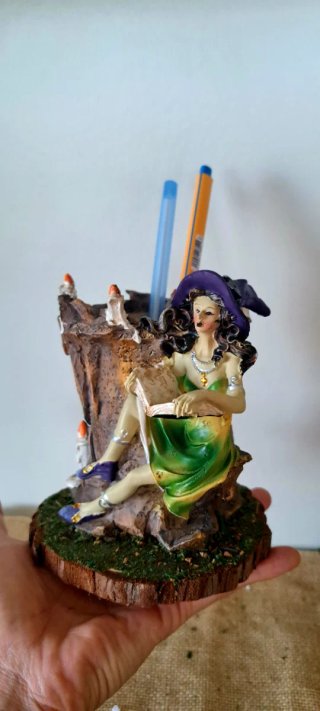 Bruja  portalápices figura Artesanal