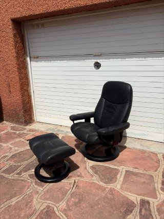 Butaca Stressless Piel Negra con Reposapiés