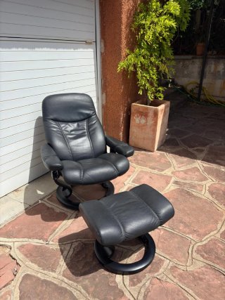 Butaca Stressless Piel Negra con Reposapiés