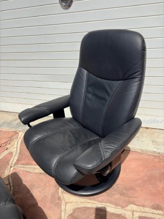 Butaca Stressless Piel Negra con Reposapiés