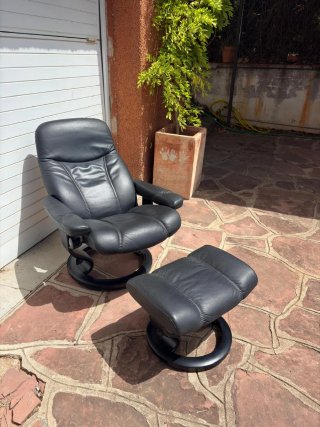 Butaca Stressless Piel Negra con Reposapiés
