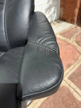 Butaca Stressless Piel Negra con Reposapiés