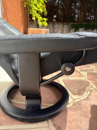 Butaca Stressless Piel Negra con Reposapiés