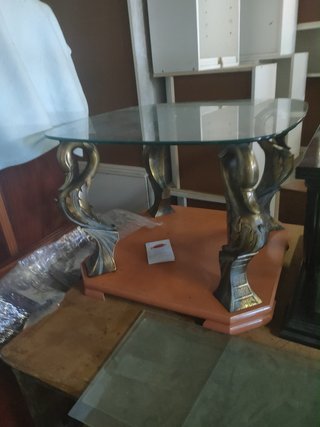 Mesa auxiliar cristal y metal dorado