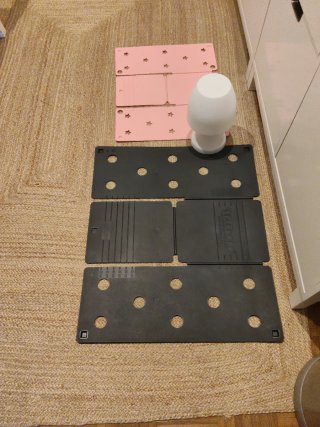 Aparatos para doblar la ropa,y una lámpara.