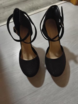 Tacones negros de fiesta con pulsera