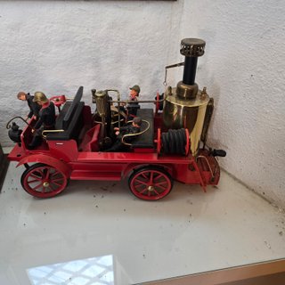 Camión de bomberos de juguete con figuras