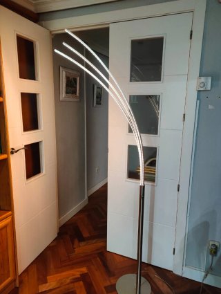Lámpara de pie LED curva moderna