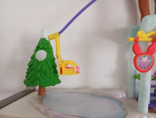 Casa Enchantimals con figuras, muy buen estado.