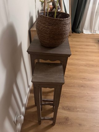 Juego de 2 mesas auxiliares de madera y mimbre