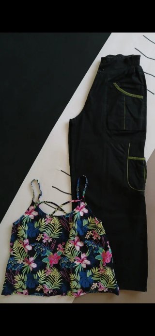 Conjunto juvenil top floral y pantalón negro