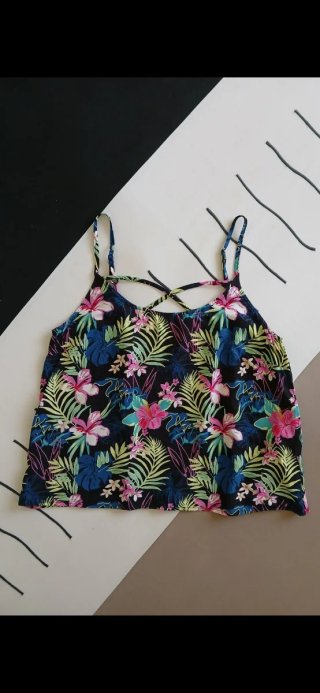 Conjunto juvenil top floral y pantalón negro
