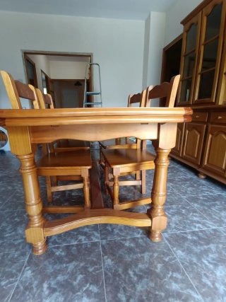 Mesa y 4 sillas estilo provenzal