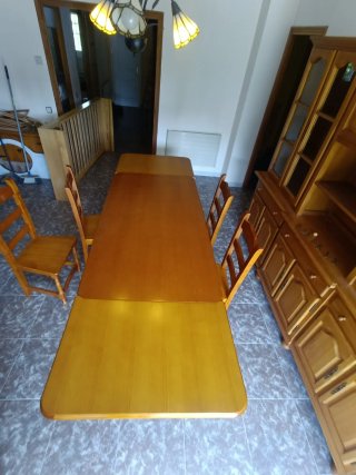 Mesa y 4 sillas estilo provenzal