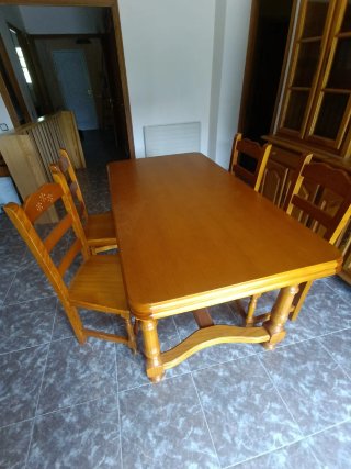 Mesa y 4 sillas estilo provenzal