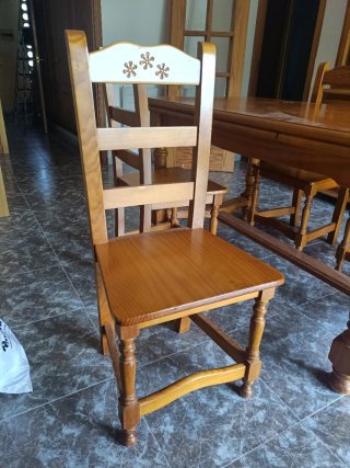 Mesa y 4 sillas estilo provenzal
