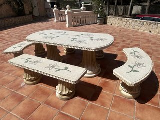 Conjunto mesa y bancos de piedra para jardín.