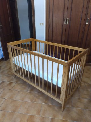 Cuna de madera con colchón