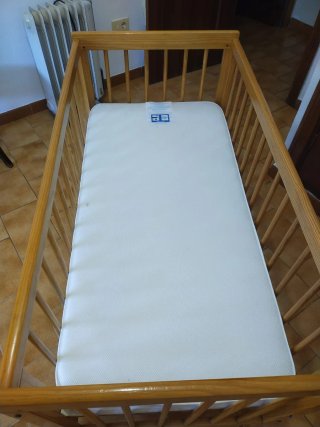 Cuna de madera con colchón