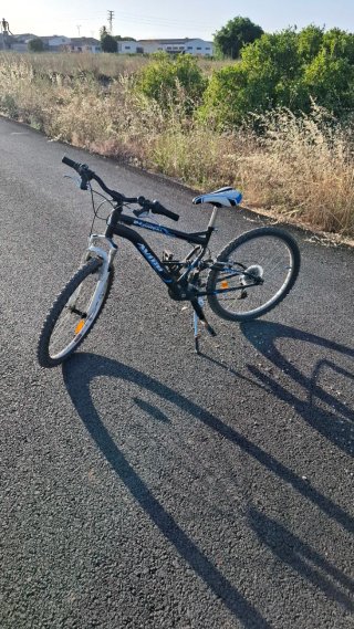 Nevera, Bicicleta y Mesa