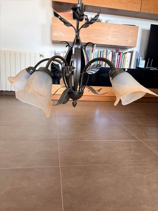 Lámpara de forja con tulipas de cristal