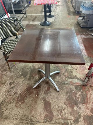 Mesa de madera oscura con base metálica
