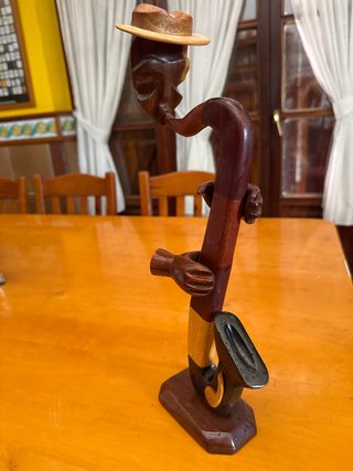Figura de madera jazzista