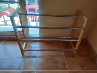 Zapatero de madera y metal
